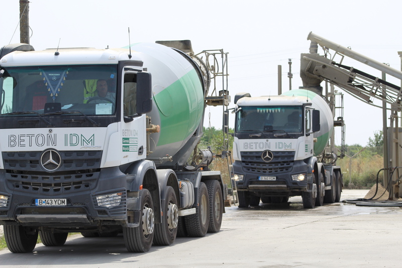 1 Doua betoniere stau la incarcare in statie beton Mosnita