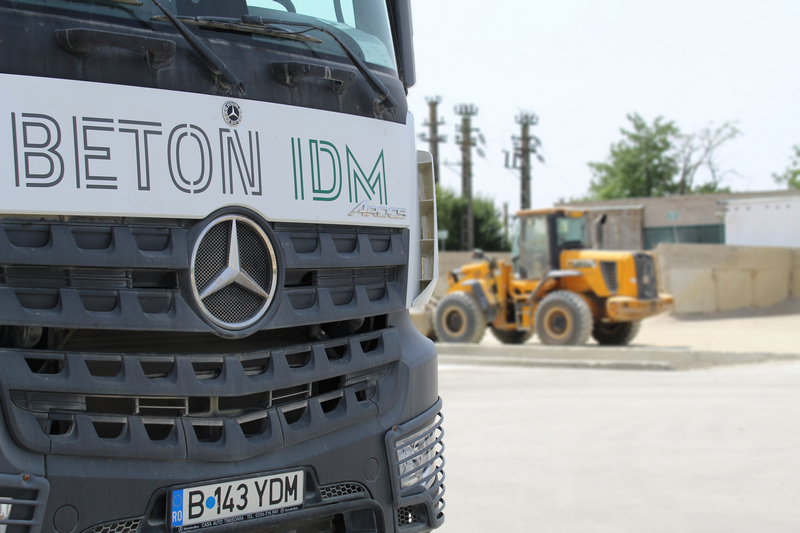 3. Statie de betoane Mosnita Noua – Betoniera si excavator